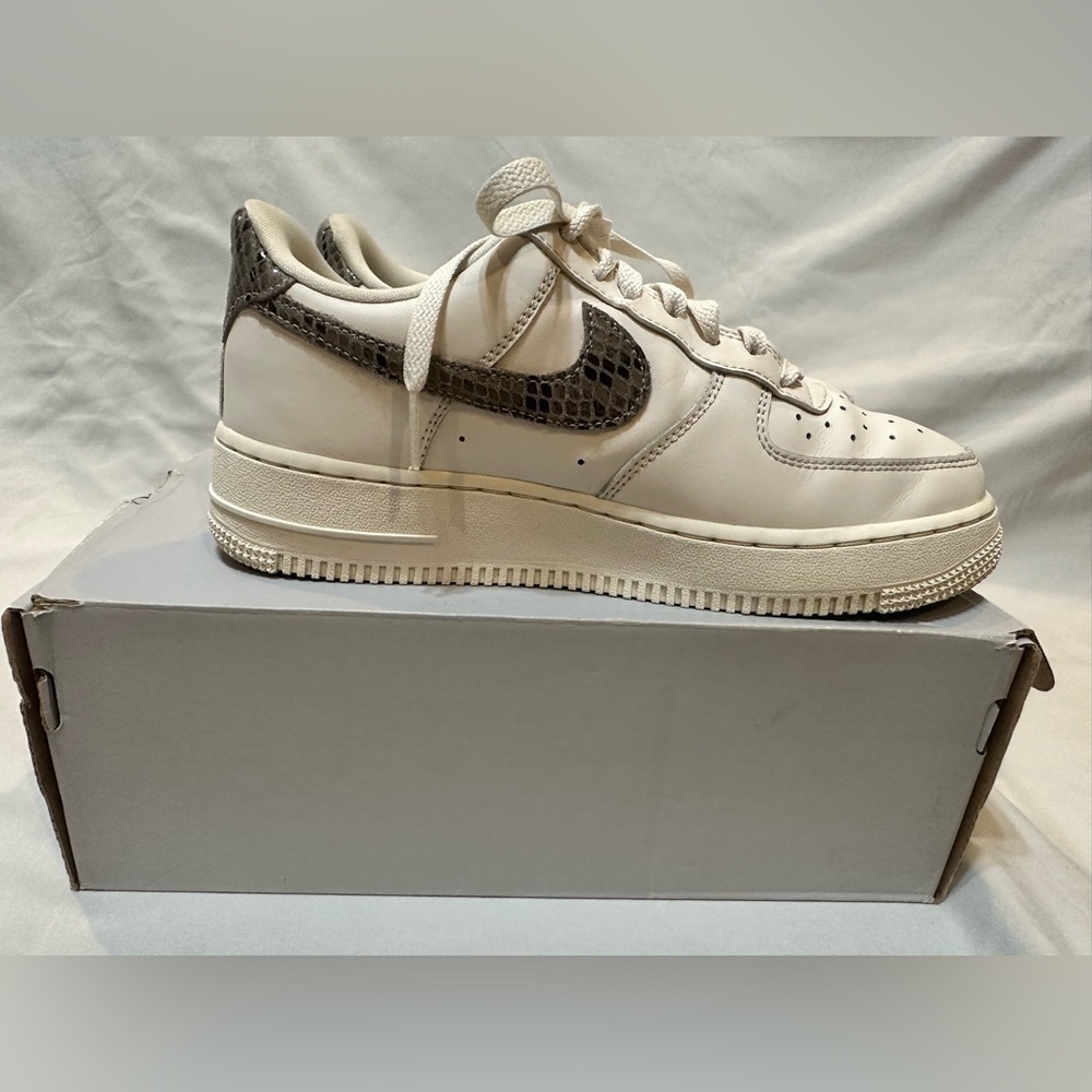 Nike Women's Air Force 1 '07 "Snakeskin Phantom/Iron Ore - Picture 3 of 15